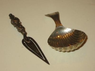 Appraisal: AN EDWARDIAN BOOKMARK modelled as a trowel with waisted foliate