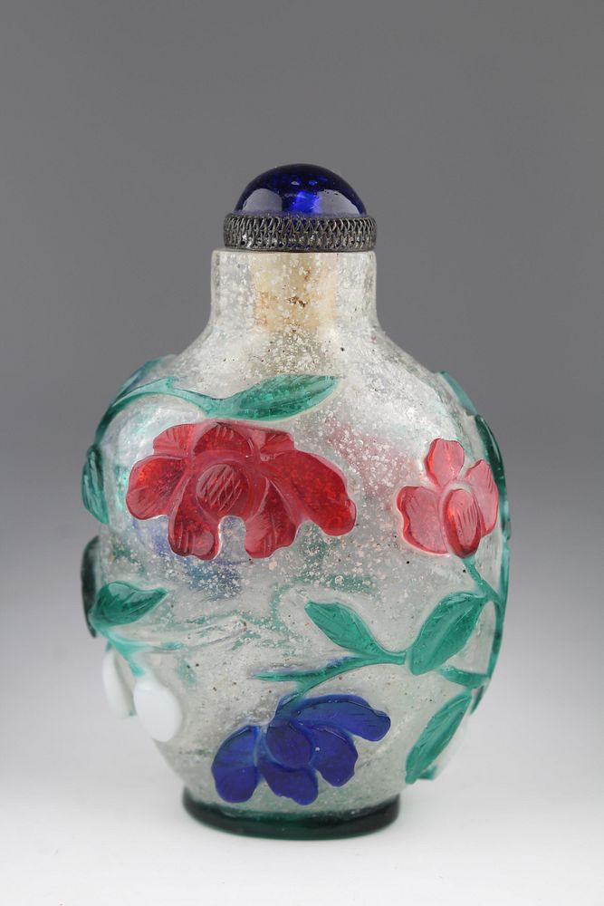 Appraisal: Four-Color Snowflake Overlay Glass Snuff Bottle Chinese four-color overlay decorated