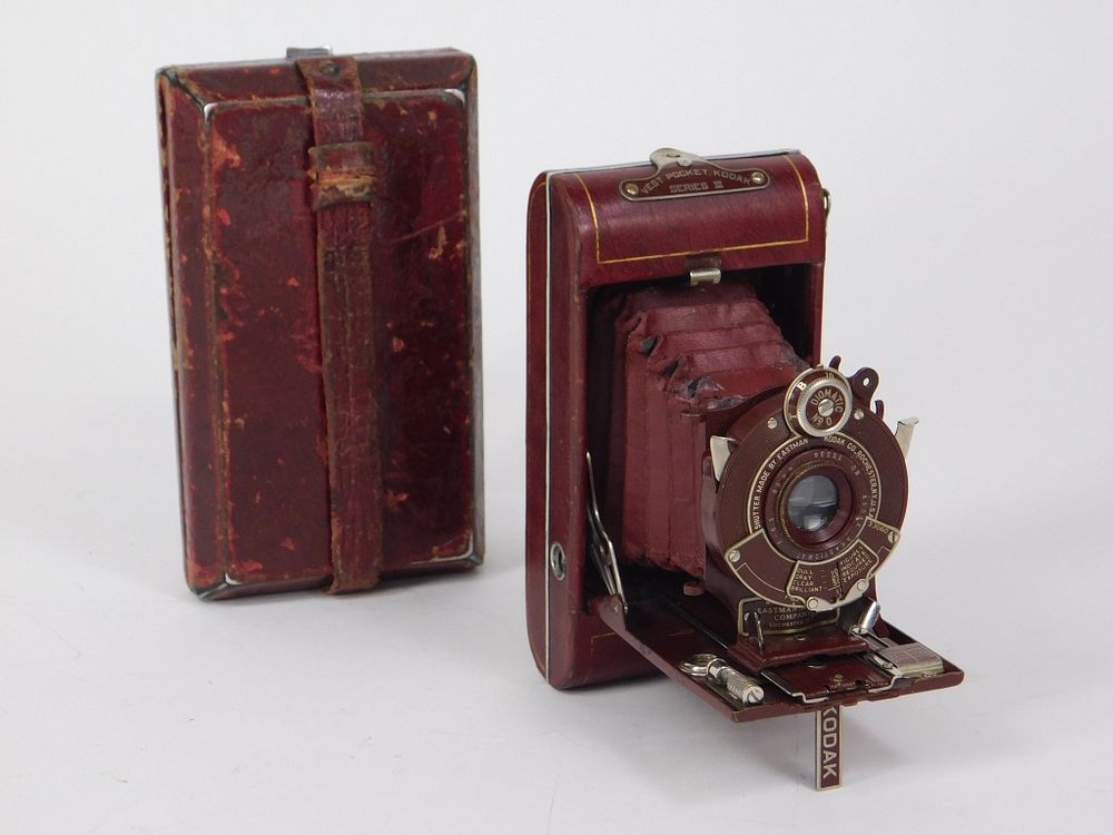 Appraisal: Kodak Vest Pocket Redbreast Vanity Kodak Kodak Vest Pocket Series