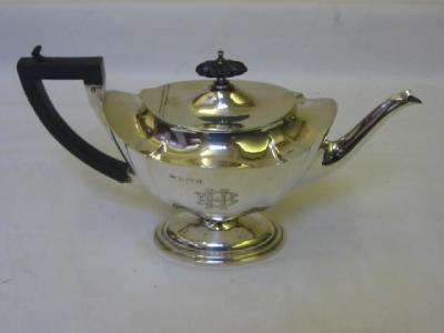 Appraisal: AN EDWARDIAN TEAPOT of oval urn form the domed lid