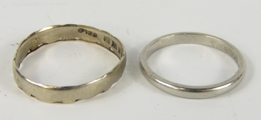 Appraisal: A platinum wedding band size J g and a ct