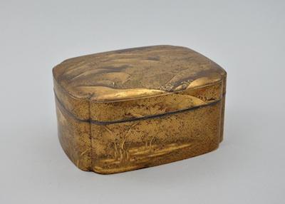 Appraisal: An Extremely Fine Japanese Lacquerware Covered Box Beautifully crafted with