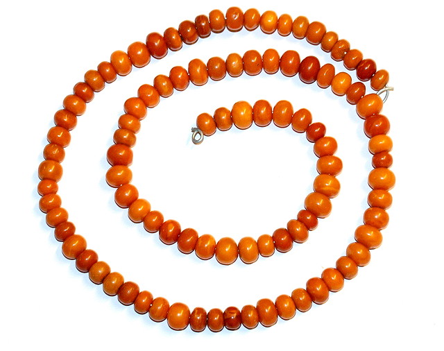 Appraisal: A COLLECTION OF BUTTERSCOTCH COLOUR AMBER BEADS for restringing mm