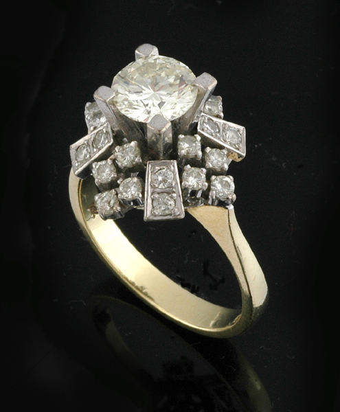 Appraisal: A DIAMOND SOLITAIRE RING The round brilliant cut diamond weighing