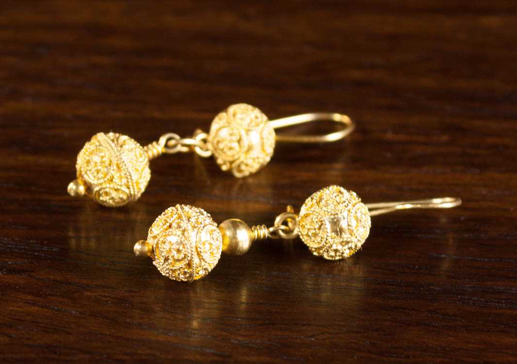 Appraisal: PAIR OF EIGHTEEN KARAT YELLOW GOLD EARRINGS each bright yellow