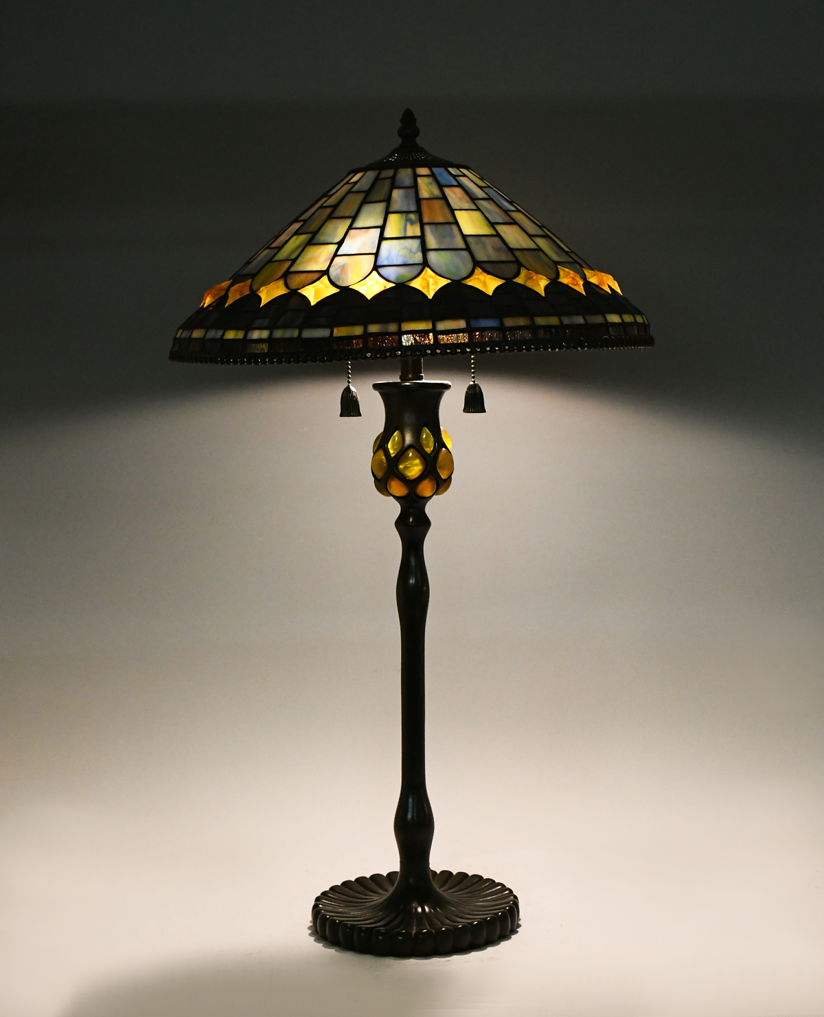 Appraisal: QUOIZEL STAINED GLASS TABLE LAMP Leaded glass shade with Diamond