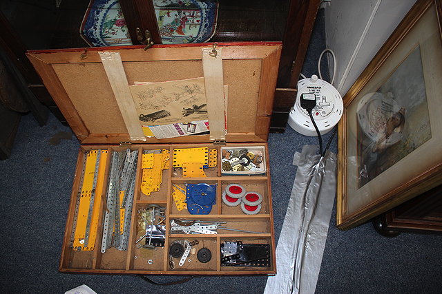 Appraisal: A QUANTITY OF MECCANO in a wooden box