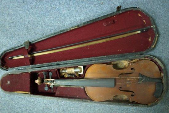 Appraisal: A violin the single back engraved CEFG complete with bow