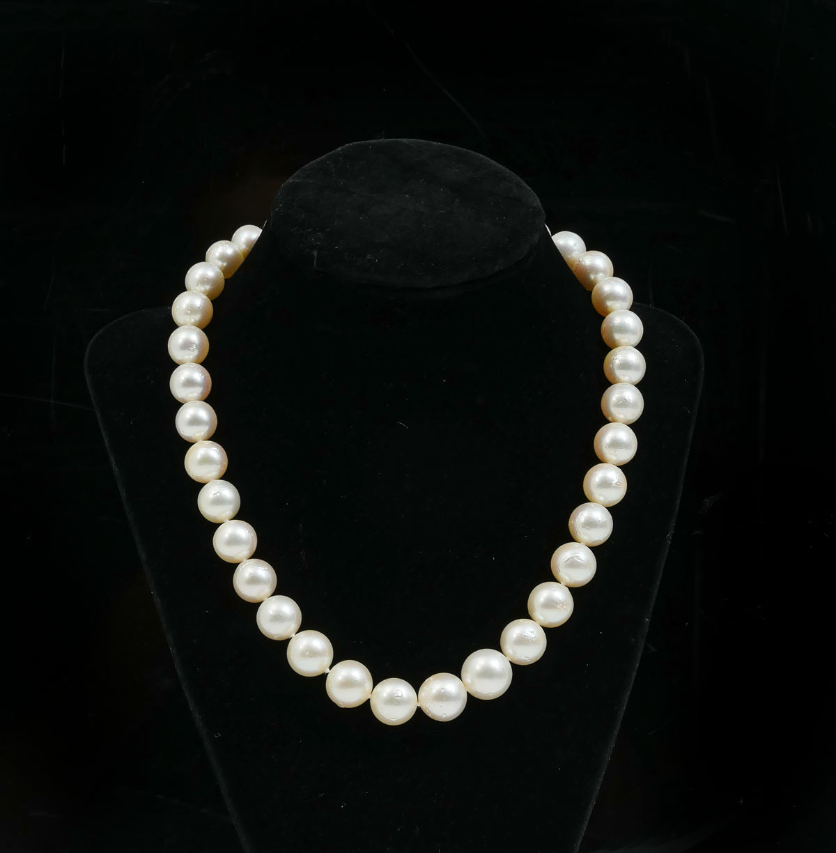 Appraisal: CREAMY WHITE SOUTH SEA CULTURED PEARL NECKLACE Really pretty pink