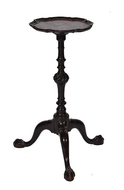 Appraisal: A GEORGIAN STYLE MAHOGANY WINE TABLE the top with piecrust