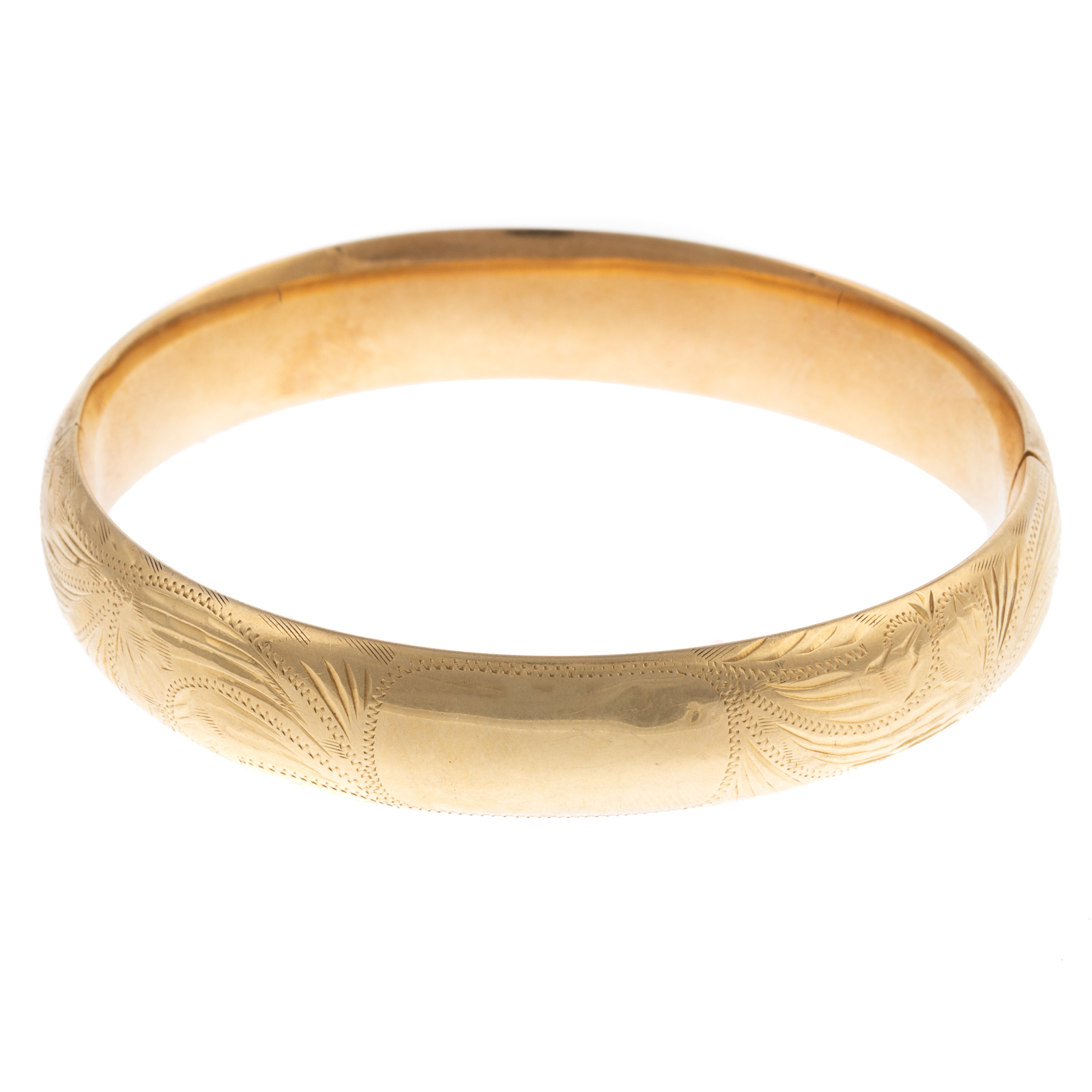 Appraisal: AN ENGRAVED BANGLE BRACELET IN K K yellow gold oval