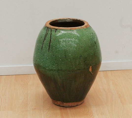 Appraisal: A green glazed Chinese storage pot small chip on rim