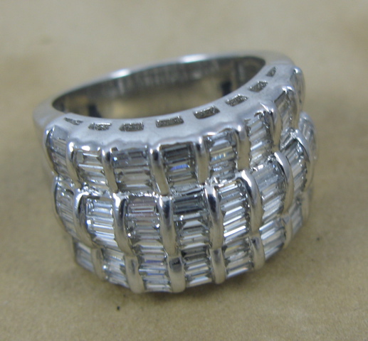 Appraisal: DIAMOND AND EIGHTEEN KARAT WHITE GOLD RING The top half