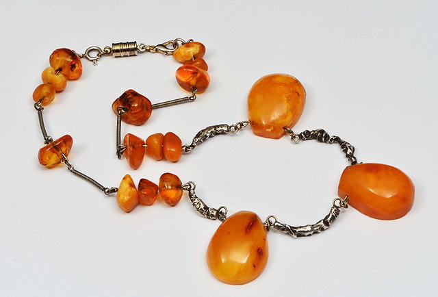 Appraisal: AN AMBER AND SILVER METAL NECKLACE