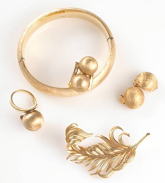 Appraisal: A set of k gold jewelry together with a leaf