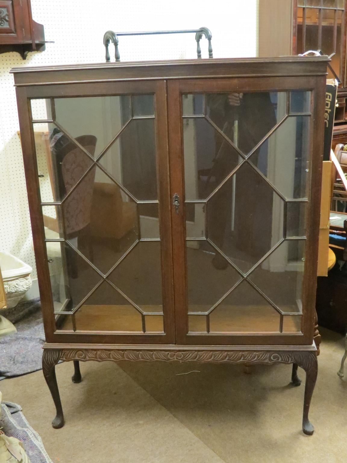 Appraisal: A mahogany display cabinet two plate glass shelves enclosed by