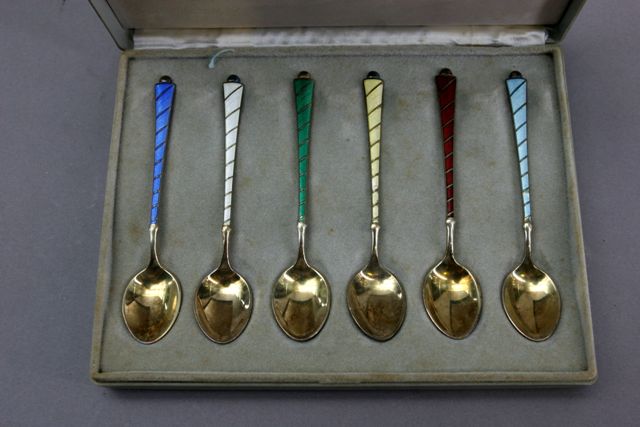 Appraisal: A George V boxed set of six silver mocca spoons