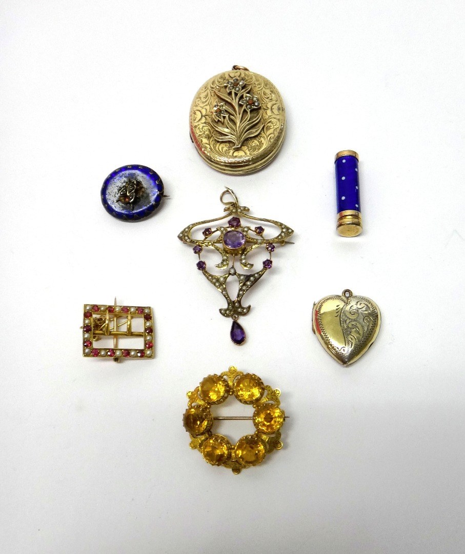 Appraisal: A gold amethyst and seed pearl set pendant brooch in