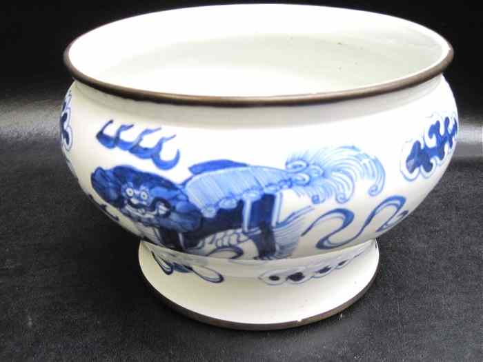 Appraisal: CHINESE BLUE AND WHITE PORCELAIN FOOD POT hand painted under