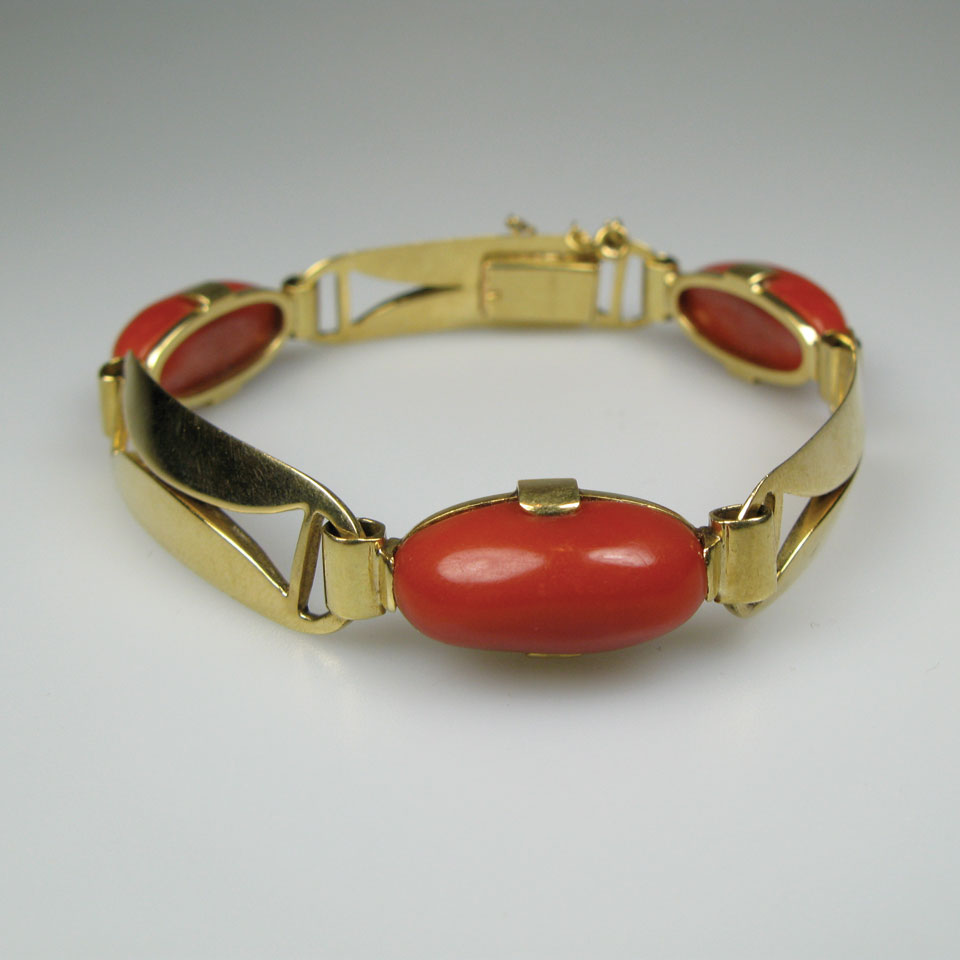 Appraisal: k Yellow Gold Bracelet set with oval coral cabochons g