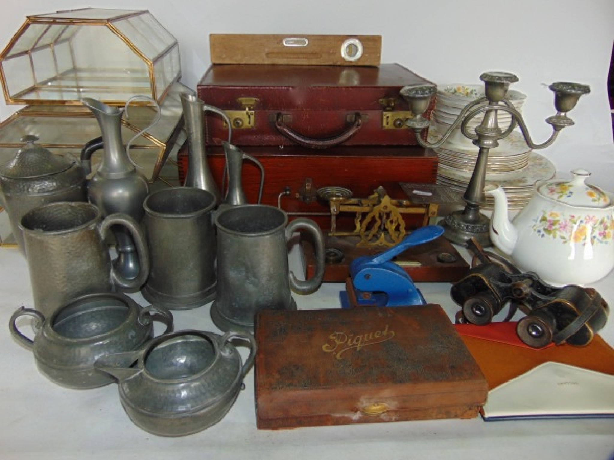 Appraisal: A miscellaneous collection to include a quantity of Colclough bone