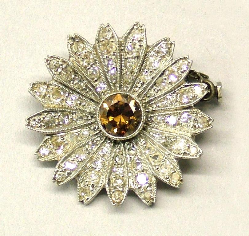 Appraisal: Floral daisy diamond cluster brooch with central brownish 'fancy'' diamond