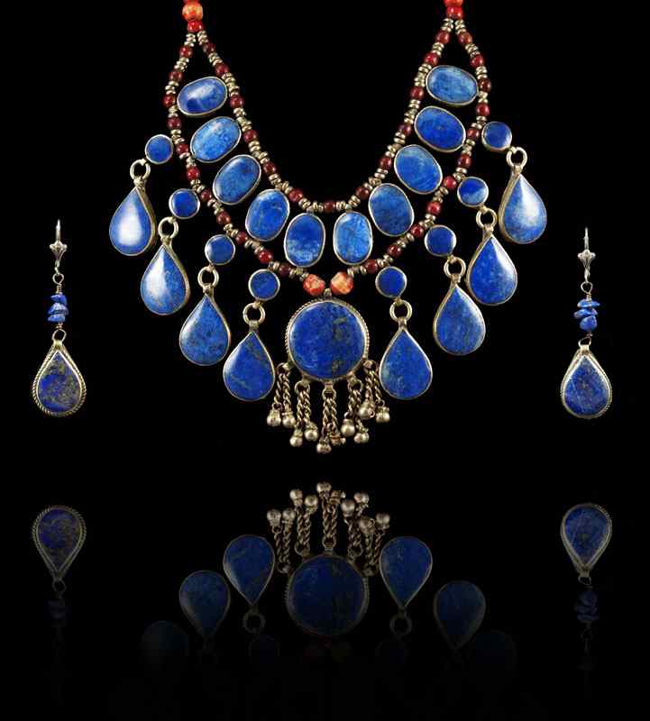 Appraisal: A MOST DRAMATIC SODALITE AND CORAL NECKLACE AND EARRINGS Hand