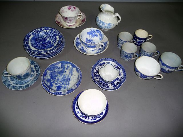 Appraisal: A quantity of English pottery and porcelain comprising a blue