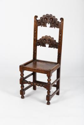 Appraisal: An oak single chair with pierced and carved splats to