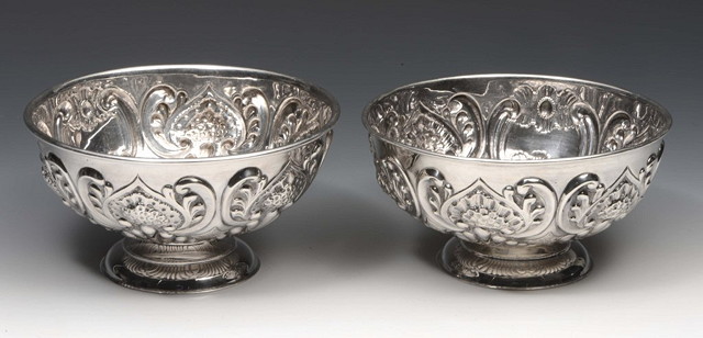 Appraisal: A PAIR OF OPEN SILVER BOWLS on pedestal feet with