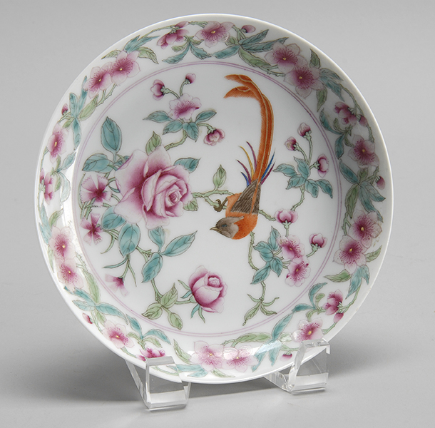 Appraisal: FAMILLE ROSE PORCELAIN PLATE th CenturyWith exotic bird and flower