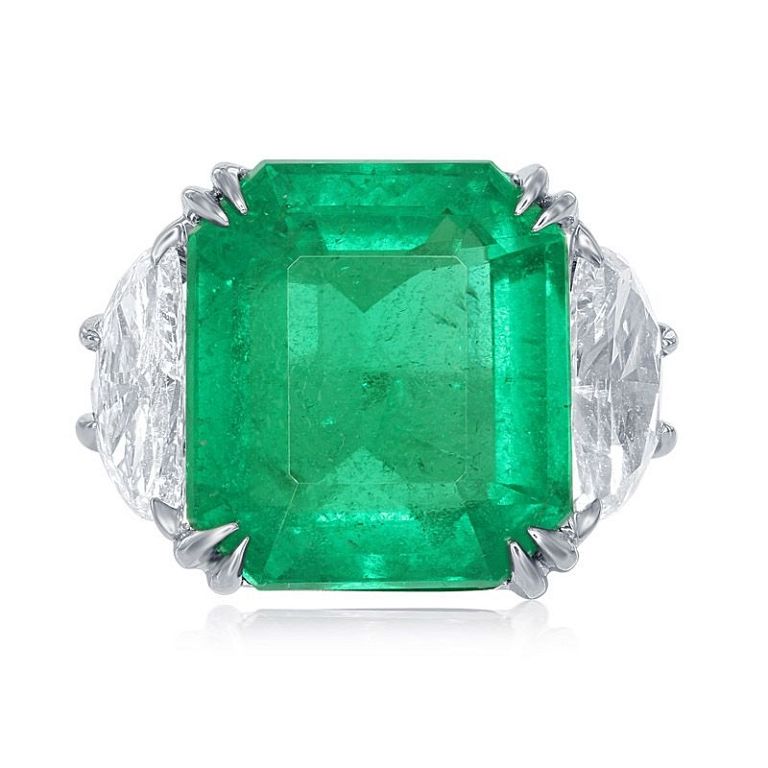 Appraisal: COLOMBIAN EMERALD AND DIAMOND RING A timeless styling of extraordinary