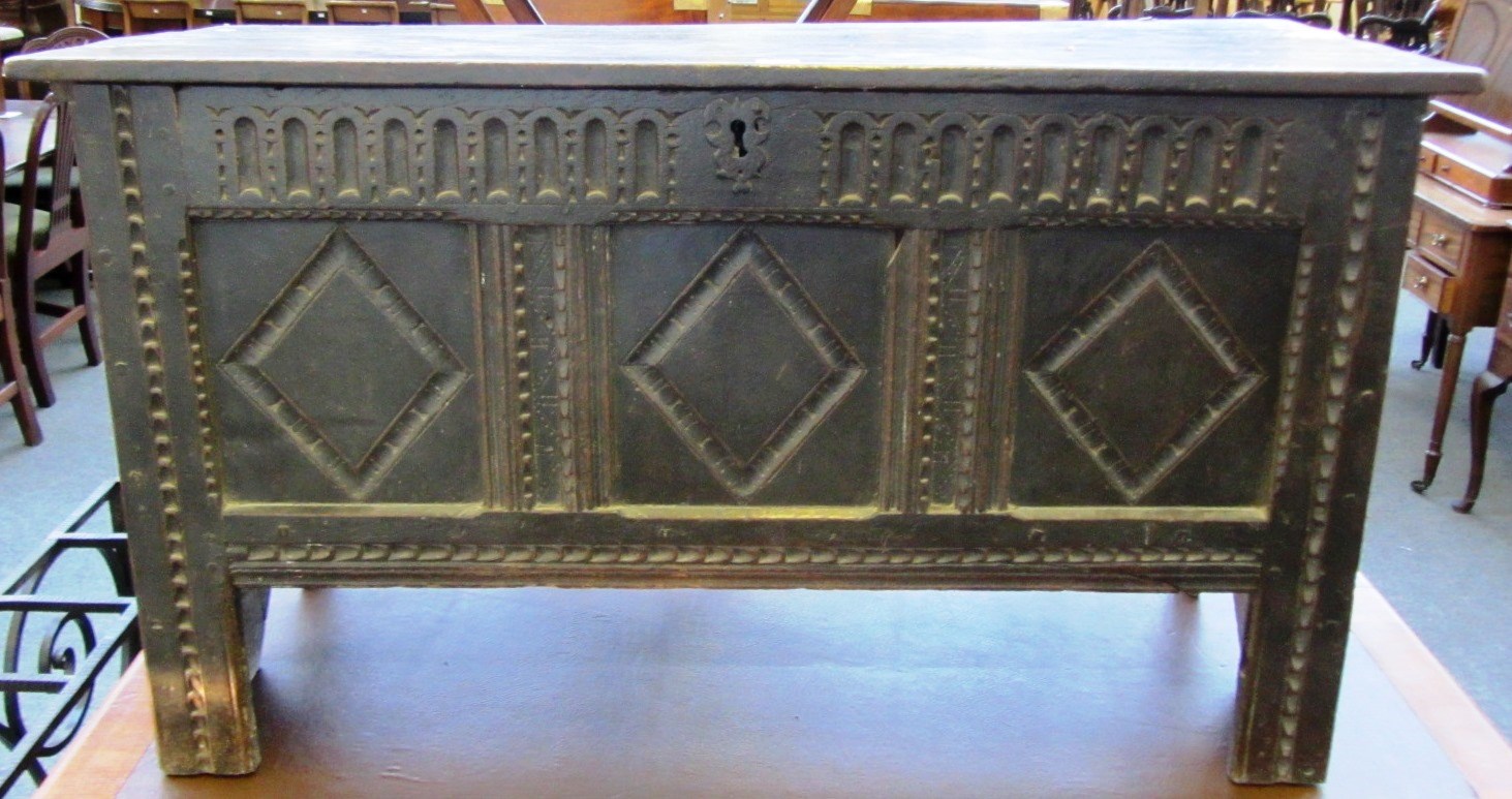 Appraisal: A th century oak coffer the plank top over triple