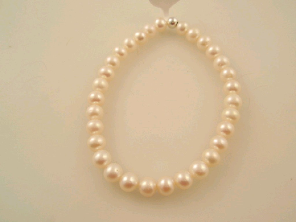 Appraisal: A freshwater pearl bracelet