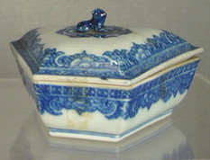 Appraisal: th c Chinese export porcelain sweetmeat covered dish foodog finial