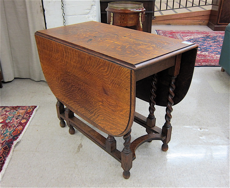 Appraisal: AN OAK DROP-LEAF BREAKFAST TABLE English c having two D-shaped