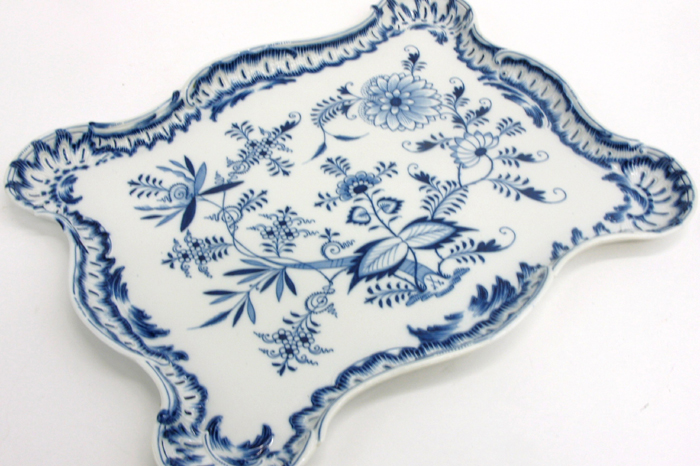 Appraisal: MEISSEN PORCELAIN SERVING TRAY in the Blue Onion pattern rectangular