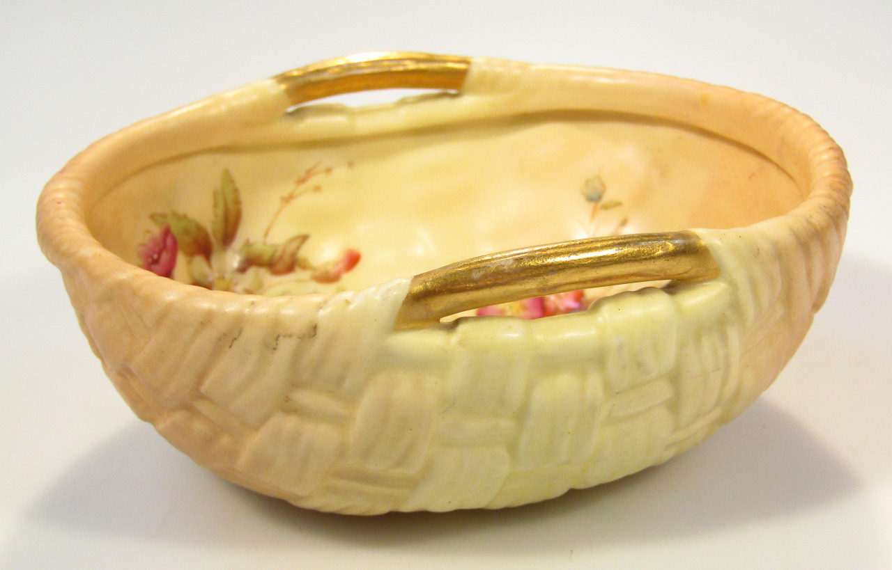 Appraisal: An late thC Royal Worcester basket shaped dish no with