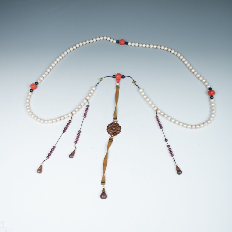 Appraisal: PEARL COURT NECKLACE QING Comprising of a strand of pearls