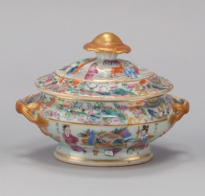 Appraisal: CHINESE EXPORT ROSE MEDALLION PORCELAIN SAUCE TUREEN th CenturyWith mandarin-style