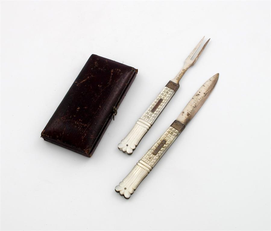 Appraisal: A early-Victorian silver and mother-of-pearl folding fruit knife