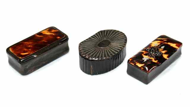 Appraisal: A HORN SNUFF BOX rectangular shaped with inlaid tortoise shell