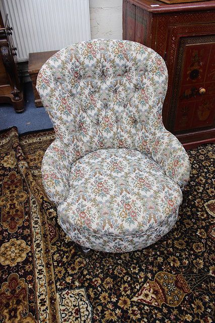 Appraisal: A VICTORIAN BUTTON BACK UPHOLSTERED NURSING CHAIR with turned front