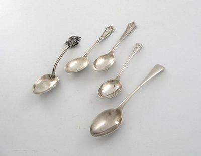 Appraisal: A quantity of tea and coffee spoons including a set