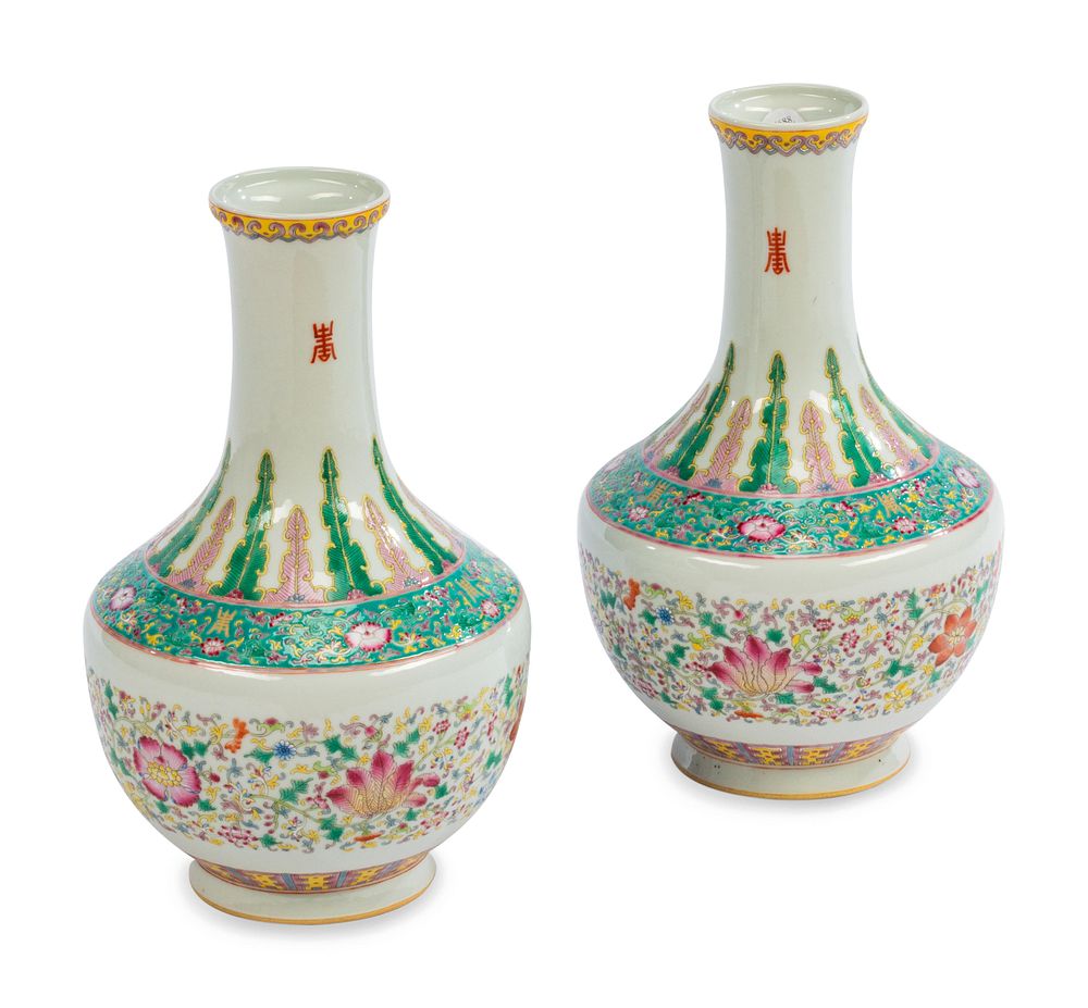 Appraisal: A Pair of Chinese Export Porcelain Vases A Pair of