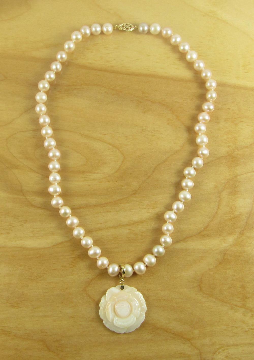 Appraisal: PINK PEARL AND FOURTEEN KARAT GOLD NECKLACE The hand knotted