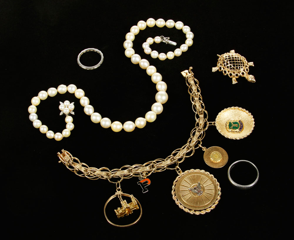 Appraisal: - Lot of Jewelry Lot of various jewelry pieces including