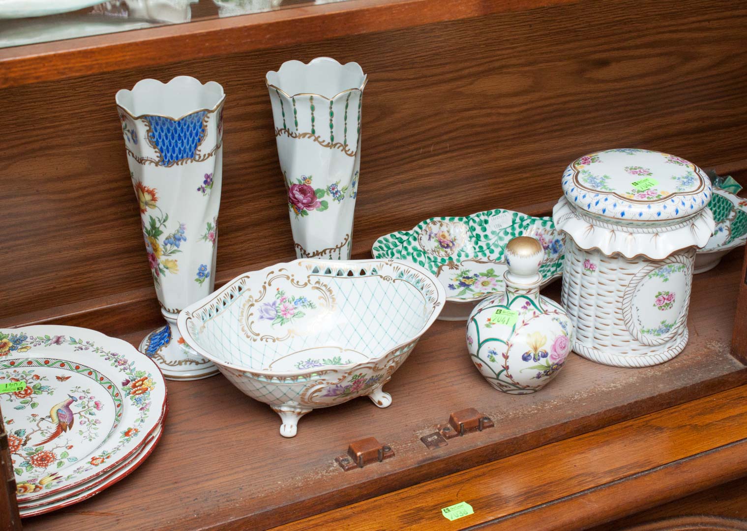 Appraisal: Assortment of decorative ceramics including three Copeland Spode plates and