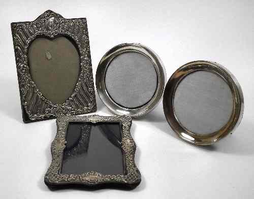 Appraisal: An Edward VII silver rectangular photograph frame with arched top