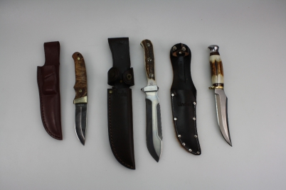 Appraisal: A collection of hunting knives to include Linder Trapper Gerber